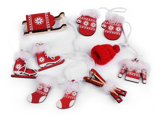 Vánoční dekorace - sáňky, lyže, brusle, čepice, bunda, rukavice, ponožky, barva 3 červená