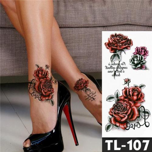 Dočasné falešné tetování na nohu s růžemi a nápisem LOVE
